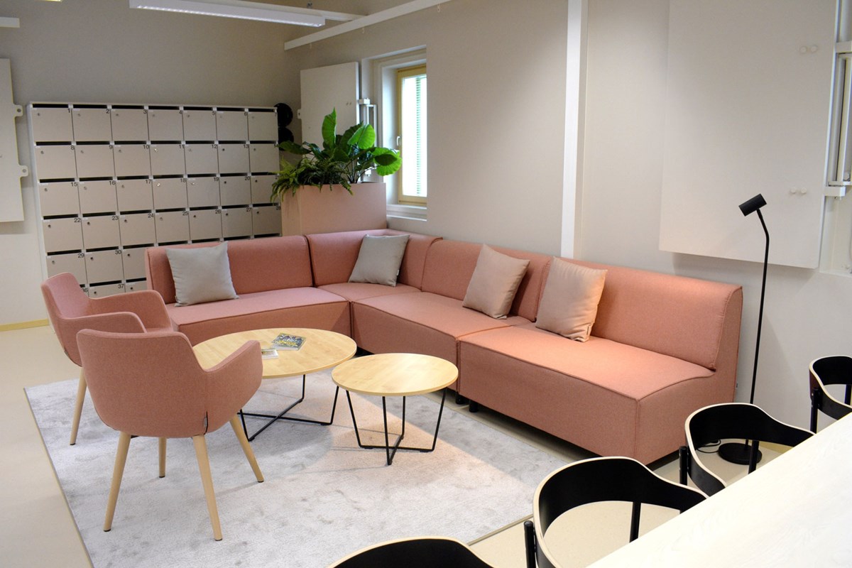 Koivistoisen päiväkodin viihtyisässä henkilökunnan tilassa voi rentotua ja kokoustaa