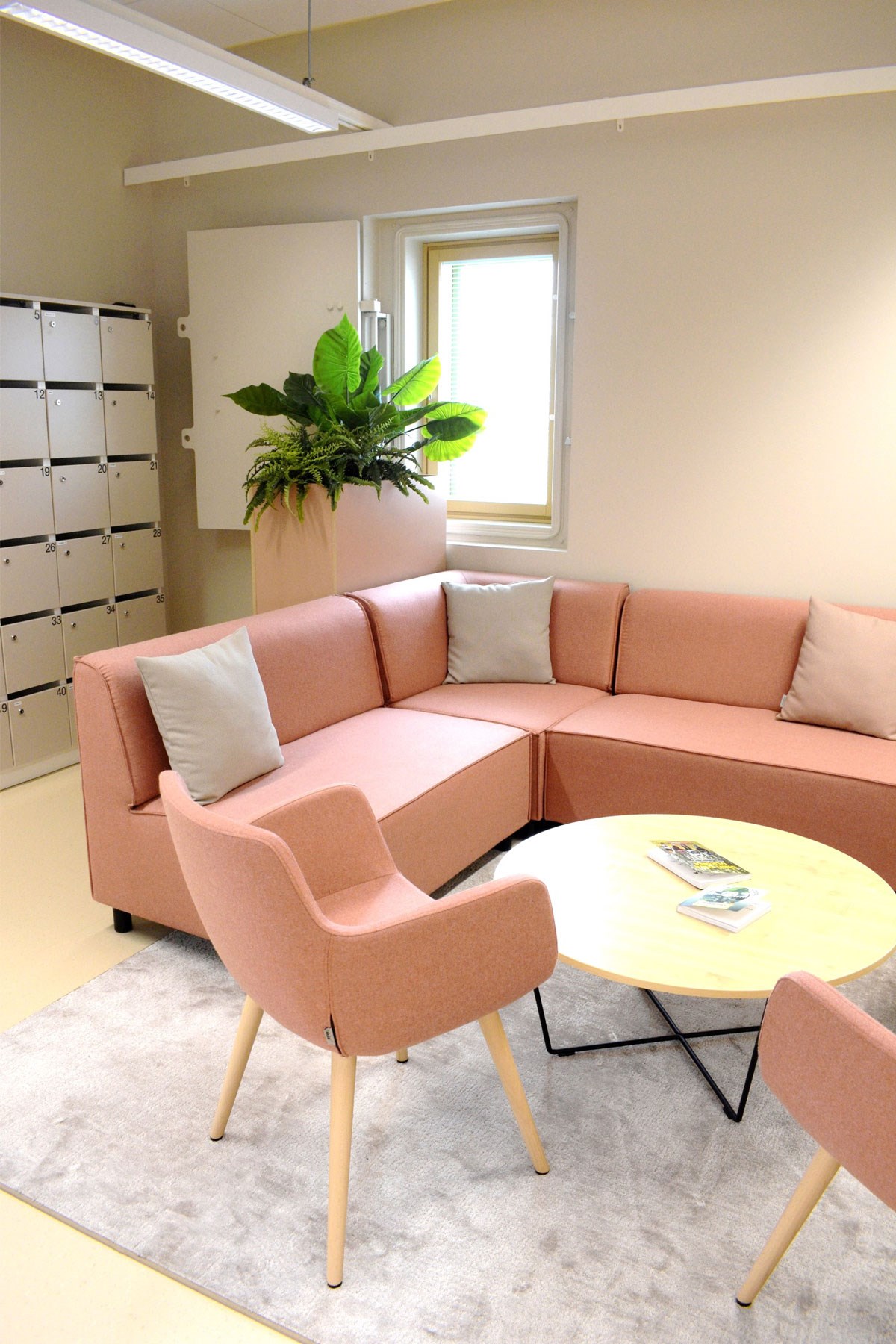Henkilökunnan tiloissa on mukavat sohvat