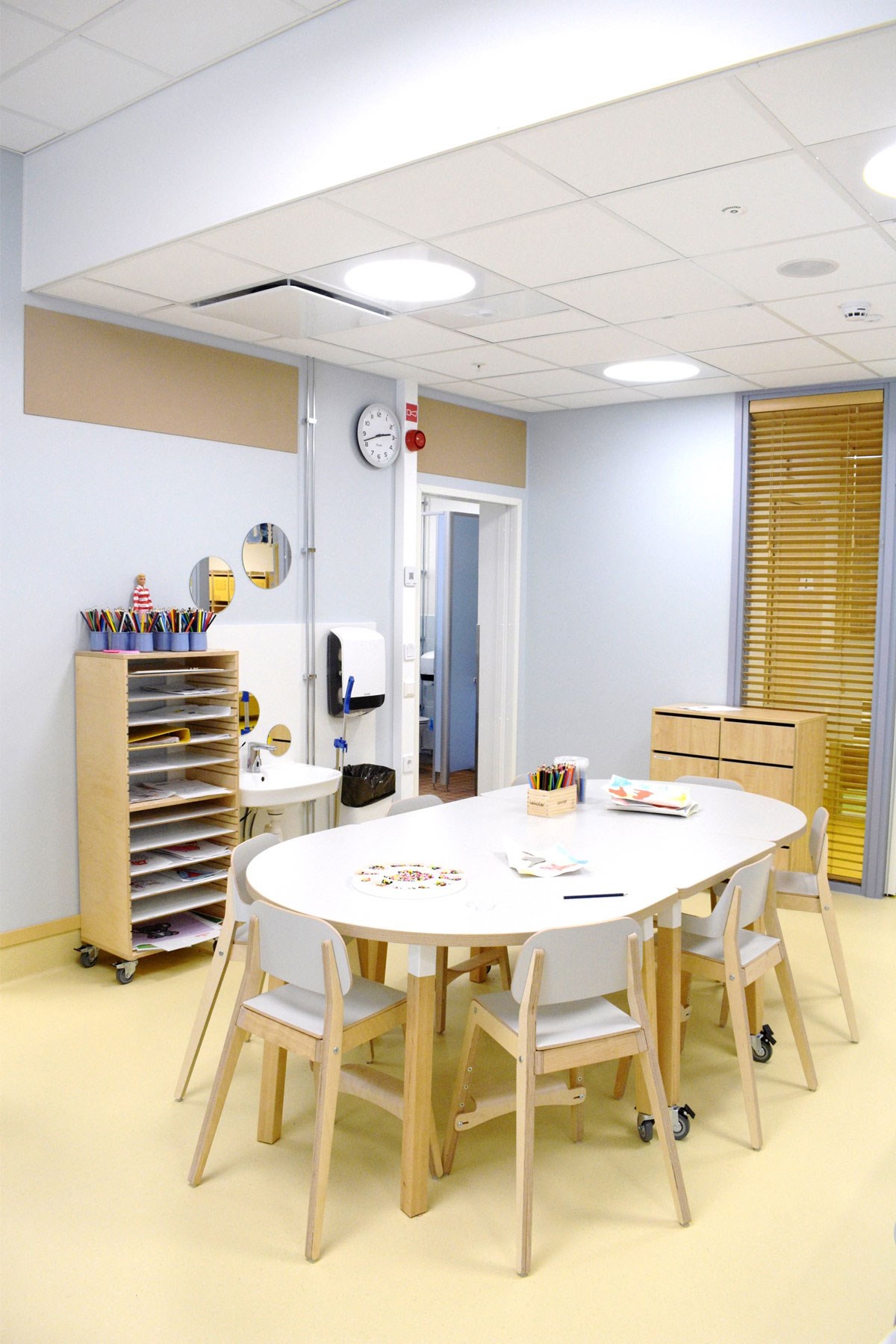 Ryhmähuoneiden pöydissä piirretään, askarrellan ja opitaan kirjoittamisen ja laskemisen alkeita