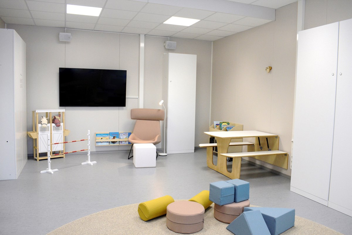 Merikaarron päiväkodin nukkarissa on tilaa myös leikkiä