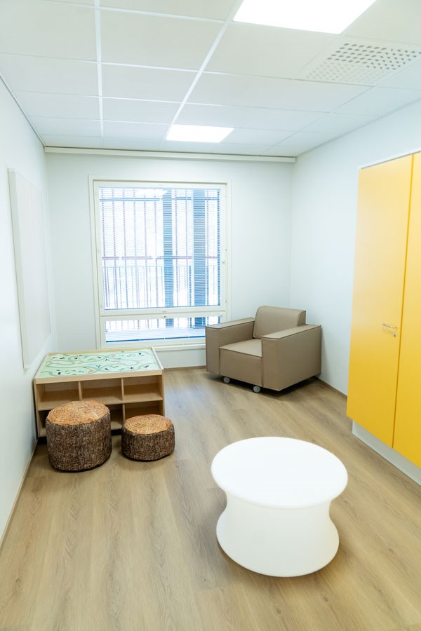 Pyörön päiväkodin pienryhmätila, jossa valo- ja leikkipöydät