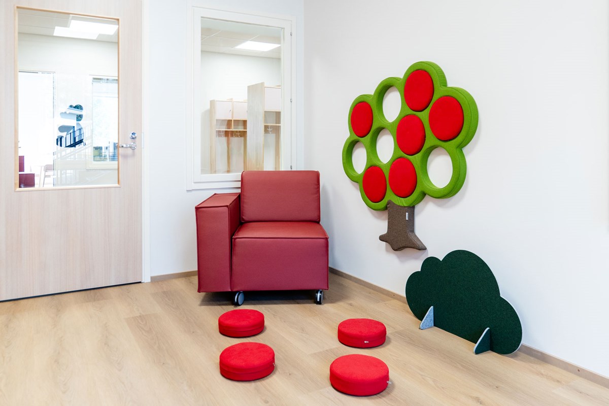 Istuintyynyt esim. lukuhetkeä varten säilyy näppärästi akustoivassa omenapuussa