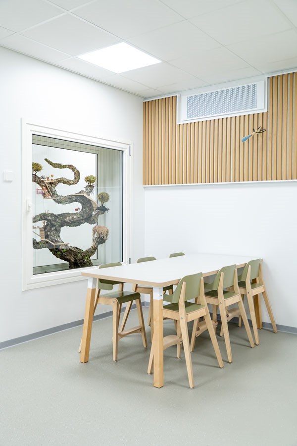 Grow-tuolit ja -pöydät ruokailutilassa