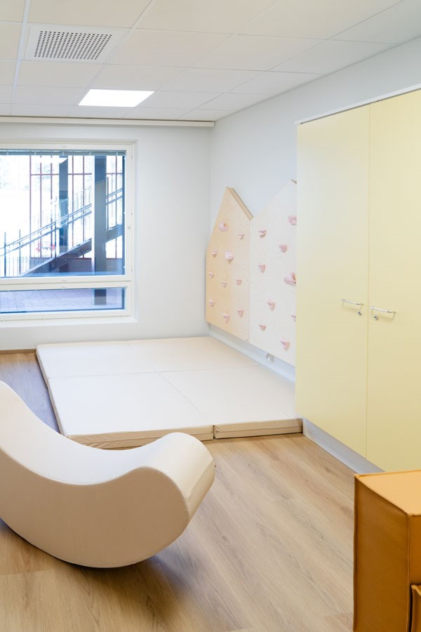 Yhdestä pienryhmätilasta löytyy kiipeilyseinä