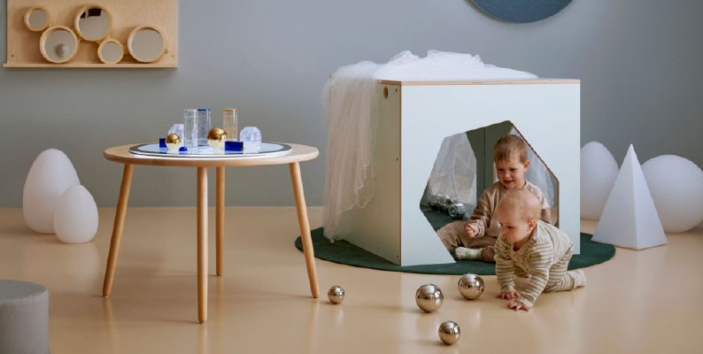 Pienet lapset leikkivät päiväkodissa