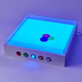 Valopöytä väreillä ja muoviallas