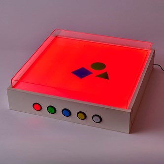 Valopöytä väreillä ja muoviallas