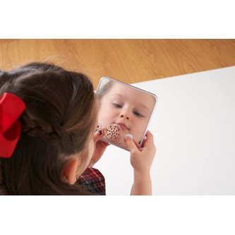 Tallentava laatta peilillä