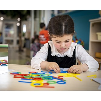 EDUCO Fröbelin laatikko renkailla ja tikuilla