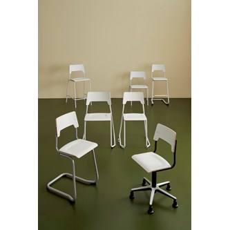 Como FSC BX tuoli, matala kaasujousi, medium istuin, muoviristikko liukutassuilla, musta runko