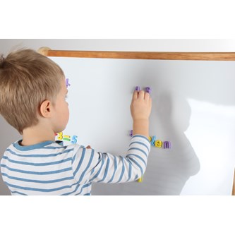 Wisdom valko- ja liitutaulu säilytystilalla