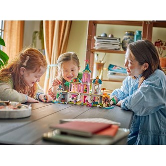 LEGO® Disney Prinsessalinna ja kuninkaalliset lemmikit 43267