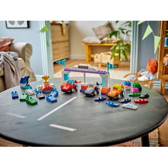 LEGO® DUPLO® F1®-tiimin kilpa-autot ja kuljettajat 10445