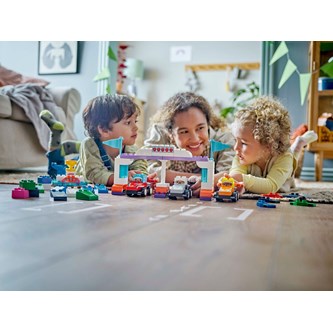 LEGO® DUPLO® F1®-tiimin kilpa-autot ja kuljettajat 10445