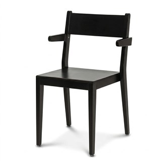 Use tuoli käsinojilla