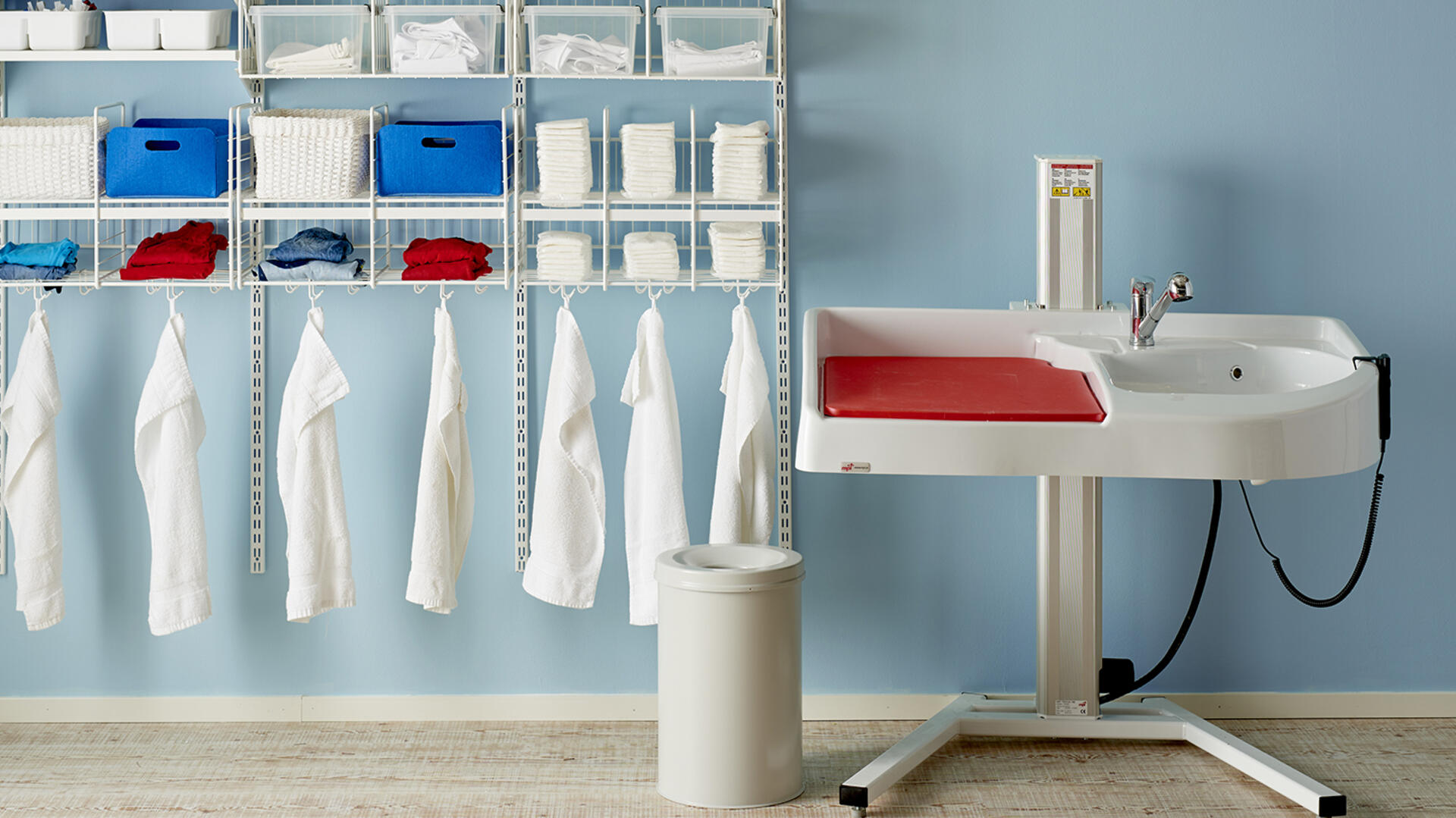 Hoitopöydät ja pienten lasten tarvikkeet