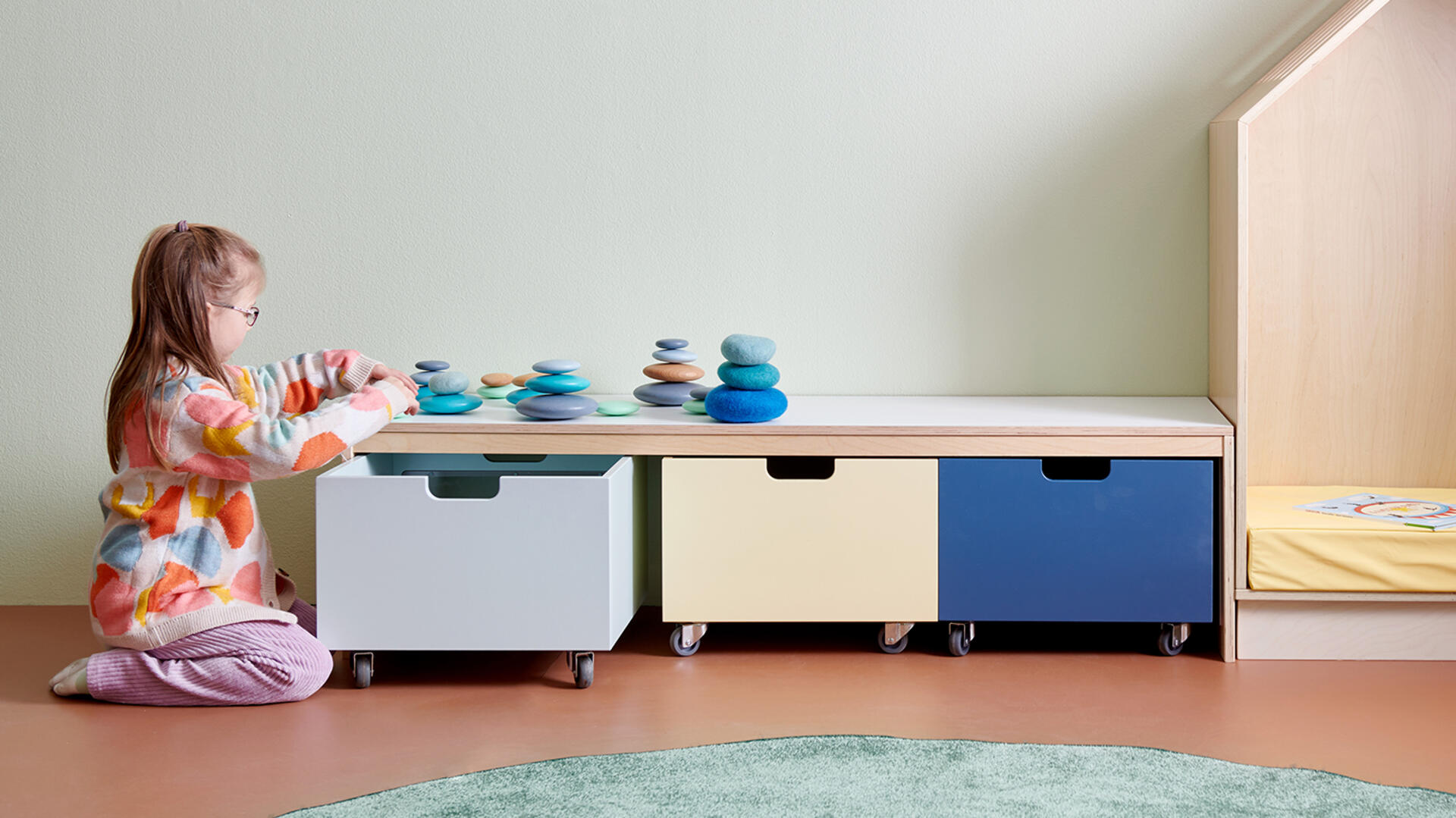 Leikkipenkit, tuolit ja sohvat