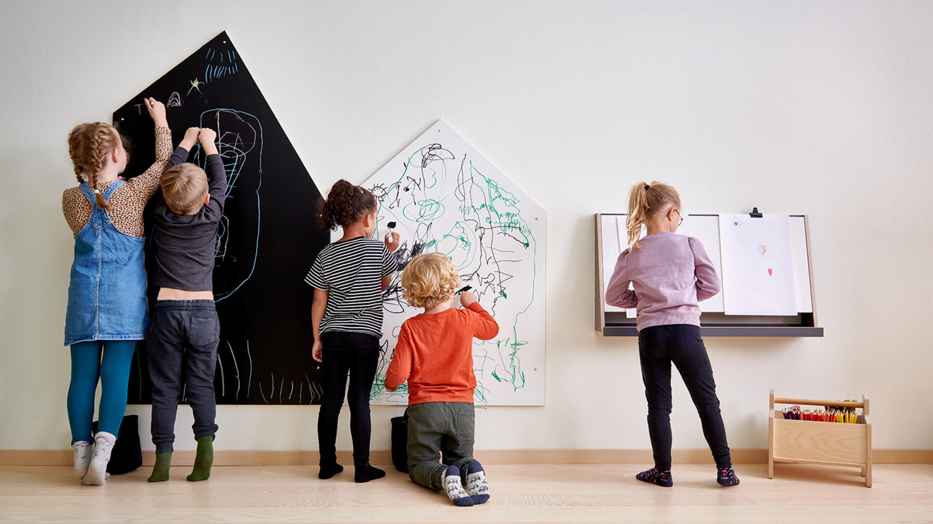 Maalaustelineet ja kirjoitustaulut