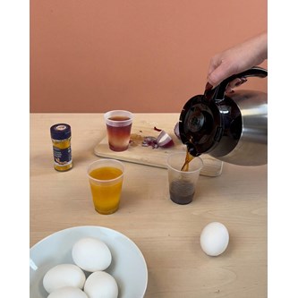 Maalaa pääsiäismunia eri ruoka-aineilla