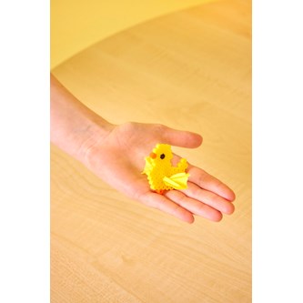 Lentävä pääsiäistipu puuhahelmistä