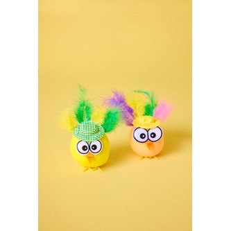 Pääsiäistiput hatuilla