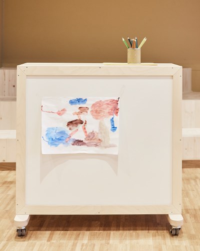 Norden-säilytyskalusteen takapuolelle on kiinnitetty valkotaulu